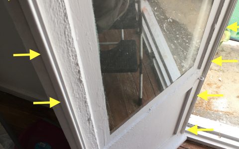 Ventana de madera, aislada con burlete blanco.